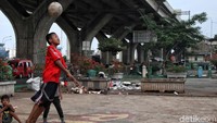 Ngabuburit dengan bermain bola di bawah kolong tol ini telah menjadi kebiasan mereka setiap Ramadhan.