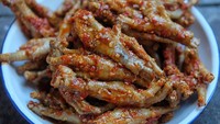 Olahan ceker pedas yang satu ini ada di Denpasar, Bali. Biji cabe yang tersebar di bagian luar ceker terlihat sangat menggoda. Foto: Instagram madewadastra 