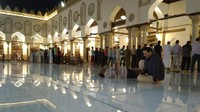 Suasana salat tarawih di Masjid Al Azhar, Kairo, Mesir. Tata cahayanya membuat suasana begitu khusyuk dan syahdu (Tashdieq Ulil Amri/Istimewa)