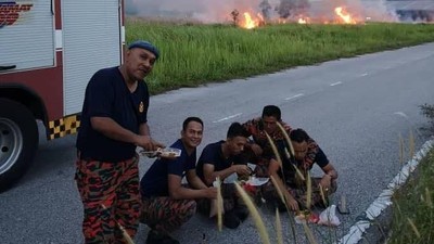 Saat Petugas Pemadam Kebakaran Buka Puasa di Pinggir Jalan