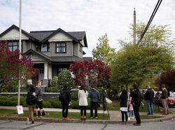 Bos Huawei Dibebaskan, Warga China Tumpah Ruah Menyambut di Bandara