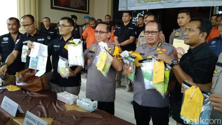 Polda Jambi Tangkap PNS yang Terlibat Edarkan Narkoba Jaringan Internasional Polda Jambi Tangkap PNS yang Terlibat Edarkan Narkoba Jaringan Internasional