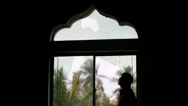 A Muslim man looks at the broken window inside the Al-Masjidul Hudha mosque after a mob attack in Kottampitiya, Sri Lanka May 14, 2019. REUTERS/Dinuka Liyanawatte