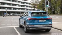 Dengan layanan ini, pengguna mobil diharapkan akan selalu mendapatkan gelombang lampu hijau saat berada di lampu lalu lintas. Foto: Audi