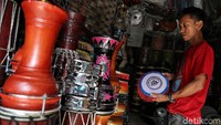 Beragam bentuk hiburan yang banyak ditampilkan di hari-hari besar umat Islam, khususnya selama Ramadhan, banyak dihiasi oleh permainan alat musik rebana.