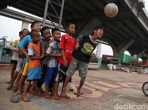 Mengolah Bola, Menunggu Waktu Berbuka