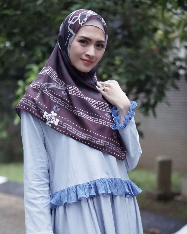 Bulan Ramadan menjadi momen yang tepat bagi umat muslim untuk mendekatkan diri terhadap Allah SWT. Beberapa selebriti Tanah Air, memanfaatkan momen ini untuk berhijrah dan mantap memakai hijab. Foto: Instagram/donitabhubiy