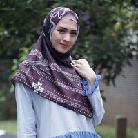 Bulan Ramadan menjadi momen yang tepat bagi umat muslim untuk mendekatkan diri terhadap Allah SWT. Beberapa selebriti Tanah Air, memanfaatkan momen ini untuk berhijrah dan mantap memakai hijab. Foto: Instagram/donitabhubiy