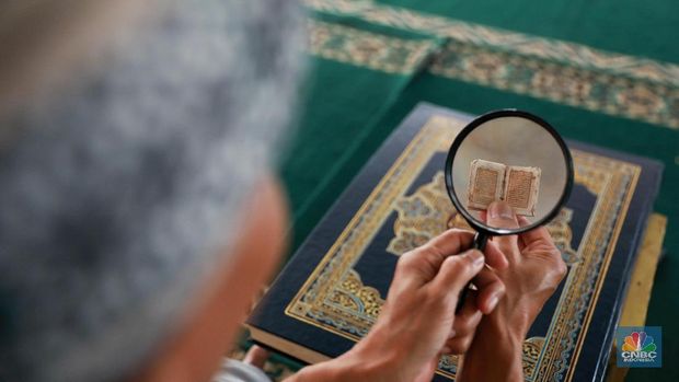 H. Tubagus Muhammad Tamyiz memperlihatkan Al Quran mini miliknya saaat dijumpai di Masjid Jami Darussalam, Desa Pasir Jambu, Kecamatan Sukaraja, Kabupaten Bogor, Selasa (14/5/2019). (CNBC Indonesia/Andrean Kristianto)