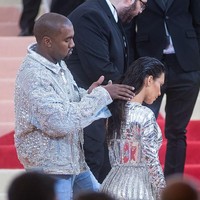 Bahkan Kanye West sempat membantu merapikan rambut istrinya agar tetap terkesan basah. Tertarik bergaya dengan efek basah seperti Kim? Foto: Getty Images