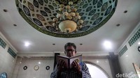 Uniknya, di area sekitar masjid yang mulanya dikenal dengan nama Masjid Maqam Kramat Kampung Bandan ini terdapat dua pohon kurma yang telah berumur lebih dari 40 tahun.