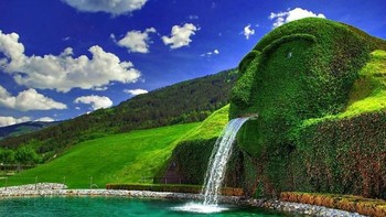 Swarovski Fountain, Watten, Austria. Pergilah ke Watten, Austria untuk menikmati tontonan yang luar biasa ini. Air mancur Swarovski terletak di taman Crystal World yang dibangun oleh perusahaan Swarovski. Tak heran, nama ini disematkan pada air mancur tersebut. Air mancur Swarovski berbentuk kepala raksasa yang menjadi bagian dari bukit, kemudian air mengalir keluar dari mulut raksasa itu. Foto: via Brainberries