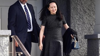 Pengawal selalu mengawasi Meng dan ada pelacak GPS yang dipasang di badannya. Paspornya pun harus diserahkan ke aparat. Foto: Reuters