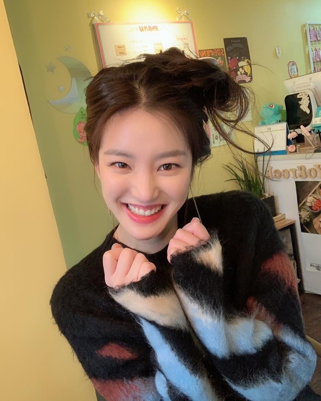 Lee Yu BiSelain Goo Hye Sun, aktris Lee Yu Bi juga menarik perhatian netizen dengan kulitnya yang terlalu putih. Pemain serial A Poem A Day itu pun merawat kulit putih porselennya dengan selalu membawa sunscreen dan face mist ke mana-mana. Foto: Instagram