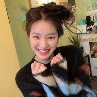 Lee Yu BiSelain Goo Hye Sun, aktris Lee Yu Bi juga menarik perhatian netizen dengan kulitnya yang terlalu putih. Pemain serial A Poem A Day itu pun merawat kulit putih porselennya dengan selalu membawa sunscreen dan face mist ke mana-mana. Foto: Instagram