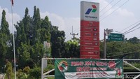 Sebuah poster bertuliskan Promo Jumat Berkah Gratis 10 Liter Pertalite hanya untuk penghafal Q.S Al Kahfi setiap hari Jumat jam 13.00 - 15.00 WIB terpampang di depan SPBU Pertamina 34-169-33, Pakansari, Cibinong, Kabupaten Bogor.