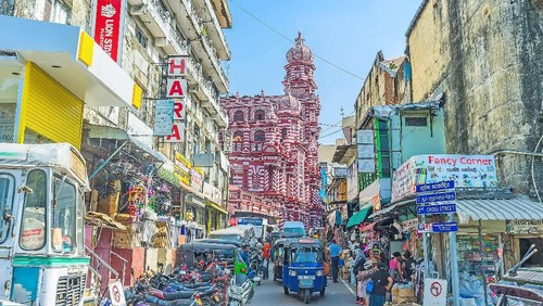 A group of Muslim men pray inside the Jami Ul-Alfar Mosque in Colombo, Sri Lanka (March 31, 2017)