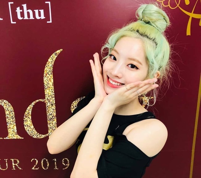 DaHyun TWICEKulit putih para idol juga bikin iri para wanita. Belakangan kulit porselen Dahyun Twice jadi perhatian para penggemar dan bikin iri banyak dari mereka. Foto: Instagram