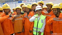 Menteri Rini mengajak serta para pekerja untuk berfoto bersama.