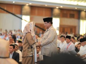 Saat Prabowo-Neno Warisman Berpegangan Tangan