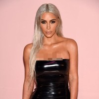 Bibir dan mata pun dirias dengan makeup bernuansa metalik juga glossy. Gaya riasan ini diterapkan Kim Kardashian di beberapa acara yang dihadirinya. Foto: Getty Images