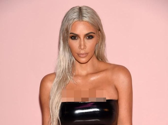Bibir dan mata pun dirias dengan makeup bernuansa metalik juga glossy. Gaya riasan ini diterapkan Kim Kardashian di beberapa acara yang dihadirinya. Foto: Getty Images