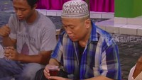 Dan ini penampilan terkini Ki Joko Bodo saat diwawancarai Selebrita Trans 7. Dok. Selebrita