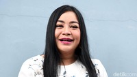Pedangdut berusia 42 tahun itu ternyata tengah dekat dengan duda asal Kalimantan yang berprofesi sebagai pengusaha. Pool/Noel/detikFoto.