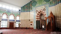 Masjid Al Arqom memiliki arsitektur unik.