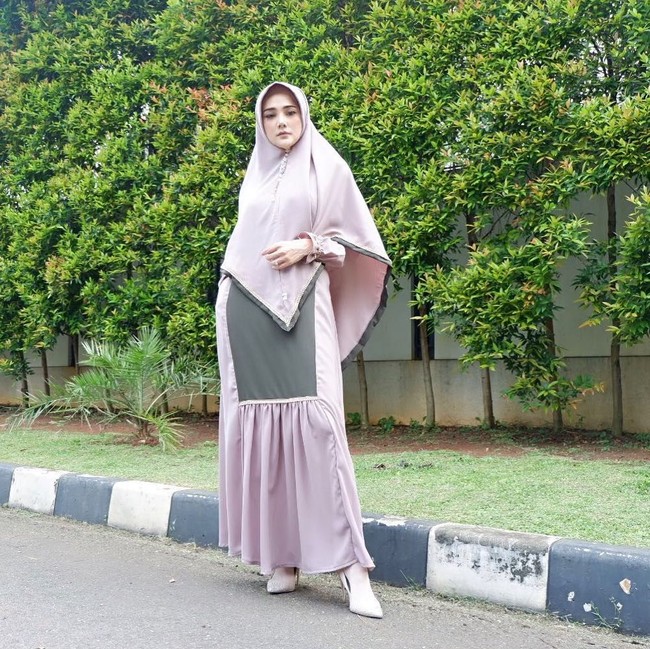 Mulan Jameela juga mantap berhijab menjelang Ramadan 2018, tahun lalu. Sepulang dari wisata religi ke Yordania bersama Ahmad Dhani, ia mantap memakai hijab. Foto: Instagram/mulanjameela1