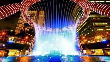 Fountain of Wealth, Suntec, Singapura. Guinness Book of Records menobatkan air mancur ini sebagai yang terbesar di dunia pada 1998. Air mancur ini ada di Suntec City Mall yang terkenal di Singapura. Dibangun pada tahun 1995, air mancur ini merupakan simbol umur panjang, keberuntungan dan segala macam kekayaan. Foto: via Brainberries