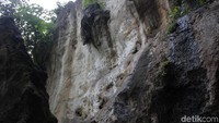 Gua Pawon juga lekat dengan hikayat Sangkuriang. Konon, Dayang Sumbi, perempuan dalam cerita itu, sempat tinggal dalam gua yang berada di kawasan Kars Citatah itu. Entah sahih atau tidak cerita dalam hikayat itu, pastinya Gua Pawon merupakan salah satu destinasi wisata Geopark yang eksotis (Yudha Maulana/detikcom)