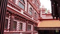Warna yang dipilih adalah merah dan putih. Kedua warna tersebut dibuat layaknya kue lapis. Hasilnya, masjid ini terlihat sangat menarik dan instagrammable. (iStock)