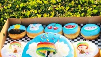 Crafted Donuts punya bentuk-bentuk donat unik. Salah satunya donat berbentuk Star Wars, Pokemon hingga Simpsons. Rasa donat-donat ini juga enak dan unik seperti bacon maple hingga lemon bertabur biji poppy. Foto: Instagram@crafteddonuts