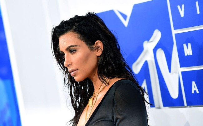 Saat hadir di MTV VMAS pada 2016, Kim Kardashian juga tampil dengan kesan basah lewat tatanan rambutnya. Hairstylist Michael Silva yang menangani rambutnya kala itu menyebut kalau gaya tersebut membuat Kim terkesan segar dan seksi. Kepada W Magazine, ia mengatakan hanya memakai hair oil berkualitas tinggi untuk menciptakan tampilan tersebut. Tanpa sisir, sikat rambut, semuanya ditata menggunakan jari. Foto: Getty Images