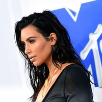 Saat hadir di MTV VMAS pada 2016, Kim Kardashian juga tampil dengan kesan basah lewat tatanan rambutnya. Hairstylist Michael Silva yang menangani rambutnya kala itu menyebut kalau gaya tersebut membuat Kim terkesan segar dan seksi. Kepada W Magazine, ia mengatakan hanya memakai hair oil berkualitas tinggi untuk menciptakan tampilan tersebut. Tanpa sisir, sikat rambut, semuanya ditata menggunakan jari. Foto: Getty Images