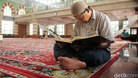 Para pengunjung pasar yang lelah berbelanja dapat beribadah di masjid ini.