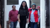 Pantauan detikcom, Ratna, yang mengenakan baju biru dan rompi tahanan berwarna merah, tiba pukul 08.35 WIB di PN Jakarta Selatan, Jalan Ampera Raya, Jakarta Selatan, Selasa (14/5/2019). Ratna kembali ditemani anaknya, Atiqah Hasiholan, yang datang mengenakan baju hitam.