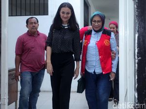 Senyum Atiqah Hasiholan Warnai Sidang Ratna Sarumpaet