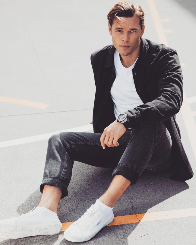 Aku selalu makan bersih dan sehat sejak aku masih sangat muda dan aku tidak merasa tekanan atau butuh makan junk food. Tapi aku selalu ingin mencari sesuatu yang baru. Makanan favoritku adalah seafood dan beragam salad, yang mana aku makan setiap hari, tapi aku mencoba menggabungkannya dan makan beragam makanan. Ini semua mengenai keseimbangan, kata Erik. Foto: Instagram @erikvent