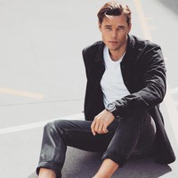 Aku selalu makan bersih dan sehat sejak aku masih sangat muda dan aku tidak merasa tekanan atau butuh makan junk food. Tapi aku selalu ingin mencari sesuatu yang baru. Makanan favoritku adalah seafood dan beragam salad, yang mana aku makan setiap hari, tapi aku mencoba menggabungkannya dan makan beragam makanan. Ini semua mengenai keseimbangan, kata Erik. Foto: Instagram @erikvent