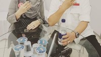 Bebi yang juga seorang model ternyata juga dekat dengan beberapa artis tanah air. Salah satunya Deddy Mizwar yang merupakan aktor senior. Foto: Instagram bebi.silvana