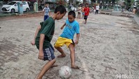 Pertandingan berlangsung seru, meski mereka bermain tanpa alas kaki.
