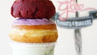 Sesuai namanya Glee Donuts & Burgers, gerai donat ini memiliki tampilan yang unik mirip burger. Rasanya juga unik berpadu smoothies enak dengan rasa Passion Orange Guava atau Pina Colada. Foto: Instagram@gleednb