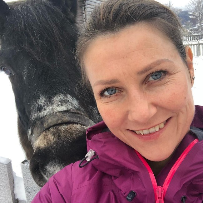 Sebelumnya, Durek juga mengaku bisa berbicara dengan roh dan bahkan telah menyembuhkan seorang pasien kanker, tetapi memoderasi pernyataannya setelah dikritik. Tindakan Putri Märtha Louise yang dianggap membantu praktik perdukunan ini pun telah memicu reaksi keras dari pers dan orang-orang Norwegia biasa. Foto: Instagram