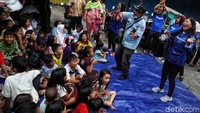 Sejumlah petugas Suku Dinas Perpustakaan dan Kearsipan Jakarta Utara dan relawan dari Sekolah Bogor Raya memberikan trauma healing kepada anak-anak korban kebakaran.