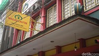 Meski tak memilii kubah dan menara masjid ini selalu diramaikan oleh umat muslim keturunan tionghoa yang mualaf.