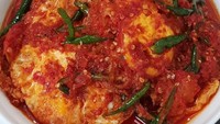 Namanya sambal telur ceplok, pastinya rasanya pedas segar menggigit. Paling pas tentu ditemani sepiring nasi hangat. Foto : Instagram @fen.z