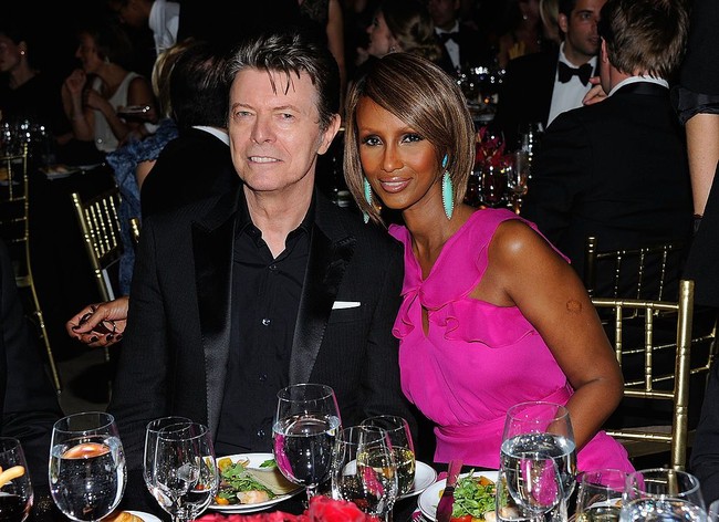 Iman Abdulmajid yang menguasai empat bahasa asing mulai dari Arab, Prancis hingga Italia itu juga dikenal sebagai istri dari musisi David Bowie. Saat sang suami meninggal dunia pada 2016, Iman cukup lama berduka. Foto: Getty Images