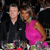 Iman Abdulmajid yang menguasai empat bahasa asing mulai dari Arab, Prancis hingga Italia itu juga dikenal sebagai istri dari musisi David Bowie. Saat sang suami meninggal dunia pada 2016, Iman cukup lama berduka. Foto: Getty Images